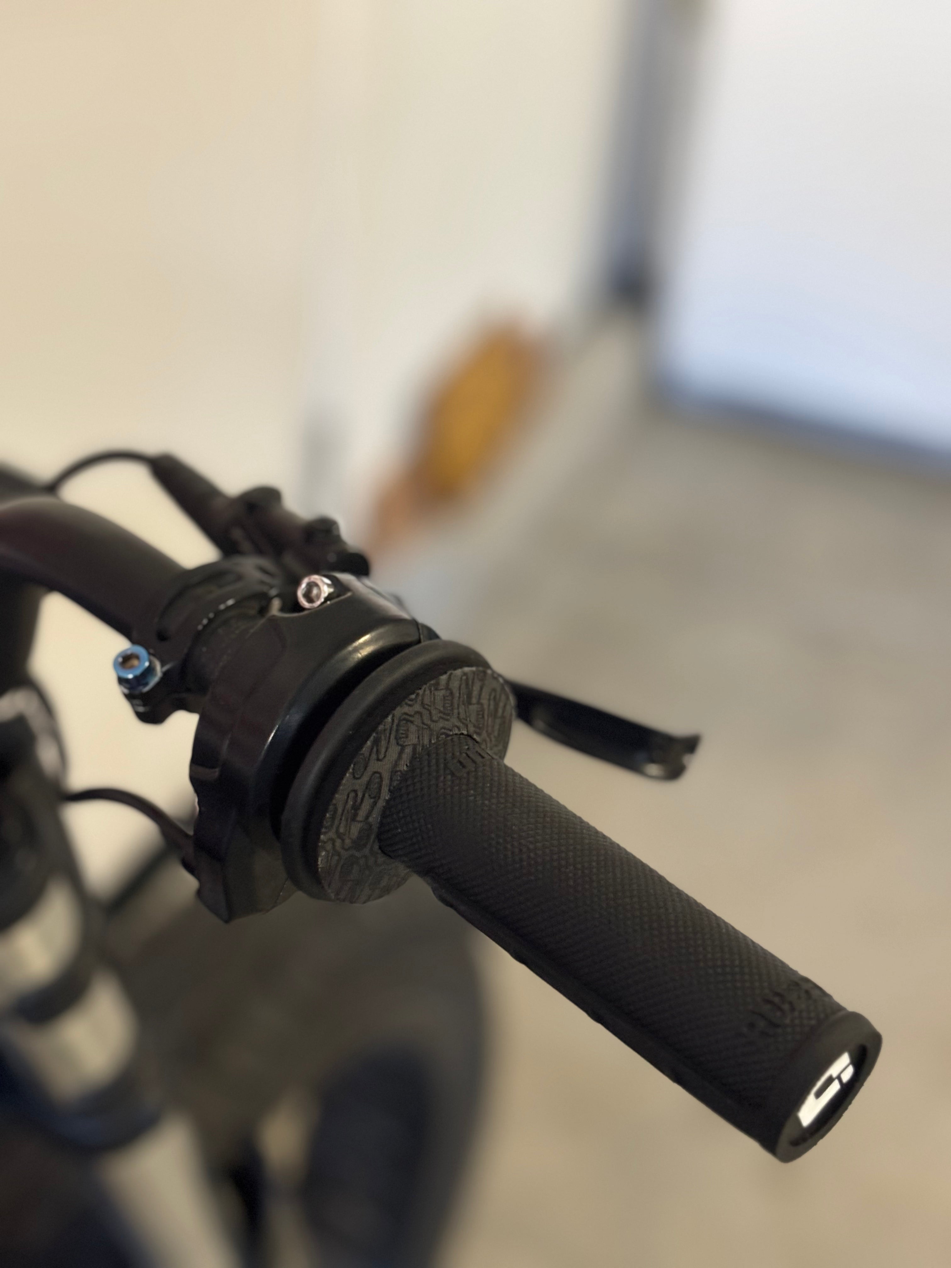 V2 Super 73 Plug and Play Surron Throttle